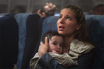Elsa Pataky, en un fotograma de  Serpientes en un avión. 