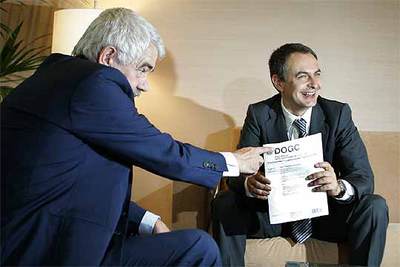 Zapatero y Maragall, con el  Diari de la Generalitat  que recoge el texto del nuevo Estatuto.