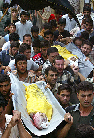 Un grupo de palestinos lleva los cuerpos de las dos niñas muertas ayer.