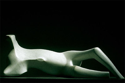 'Figura delgada yacente' (1979-1980), de Henry Moore.