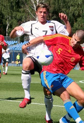 Piqué le roba la pelota al austriaco Sikorski en las semifinales.