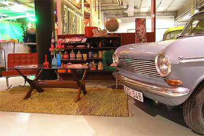 Interior de Sivletto, una de las mejores tiendas de ropa del barrio Södermalm, en Estocolmo. Un Opel Kadett, ropa   vintage   y espíritu   rockabilly.  