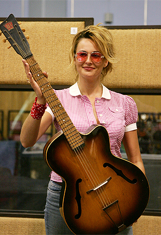 Momento de la subasta de la primera guitarra usada por Paul McCartney.