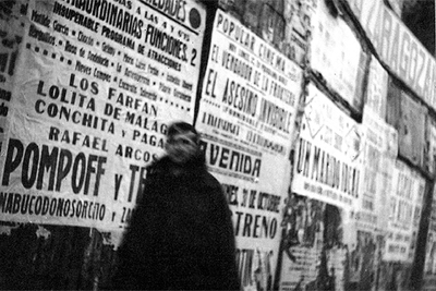 En el teatro Variedades actúan los payasos Pompoff y Thedy, y en el Popular Cinéma ponen  El asesino invisible , según rezan los carteles.