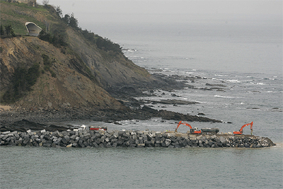 Obras de construcción del nuevo muelle en Mutriku.