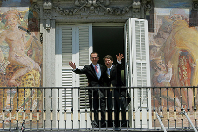 Los recién casados saludan desde el balcón de la Casa de la Panadería de Madrid.