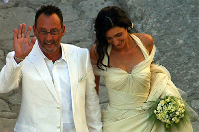 Jean Reno y Zofia Borucka, tras la ceremonia, en Les-Baux-de-Provence.
