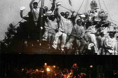 Los Pet Shop Boys, en el foso, ponen su música a la proyección de  El acorazado Potemkin  en La Granja.