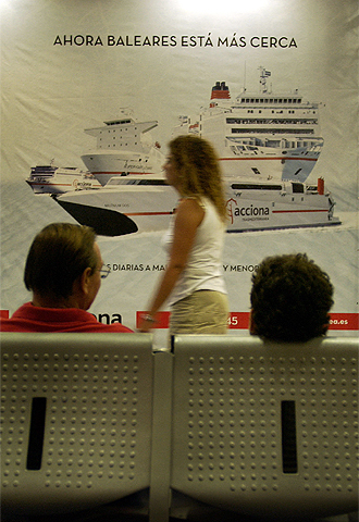 Espera tras el desembarque en la terminal de Acciona en Barcelona.