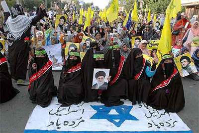 Musulmanas chiíes se manifiestan en Lahore (Pakistán) en apoyo de Hezbolá y en contra de Israel.