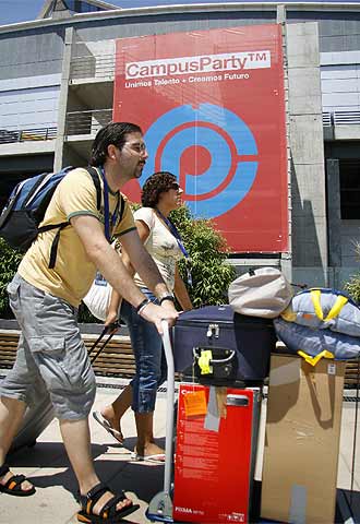 Los  campuseros a bandonan la feria tras la clausura.