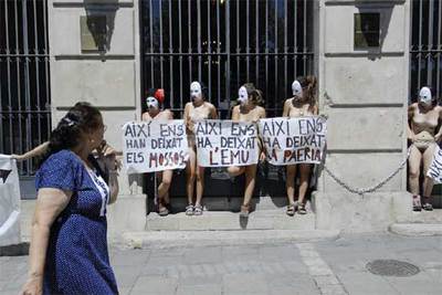 Seis 'okupas' se encadenan al Ayuntamiento de Lleida