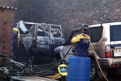 Un vehículo calcinado en Sant Climent Sescebes.