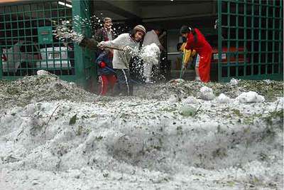 Vecinos de la capital mexicana retiraban ayer el hielo tras la tormenta de granizo caída la víspera.