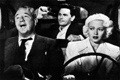 De izquierda a derecha, Cecil Kellaway, John Garfield y Lana Turner en  El cartero siempre llama dos veces .