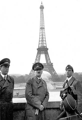 Breker, a la derecha, junto a Hitler y Speer, en París en 1940.