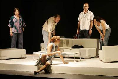 De izquierda a derecha, la directora Natalia Menéndez, con José Luis Gil, Carmen Balagué, Joaquín Climent y Silvia Marsó, en un ensayo de 'Tres versiones de la vida'.