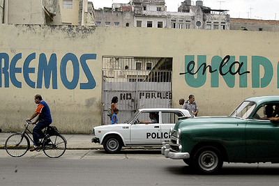Una patrulla policial vigila una calle de La Habana.