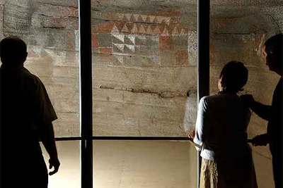 Cierre de cristal que separa las pinturas de la Cueva Pintada de los visitantes, evitando así que sea alterado el clima de la cavidad.