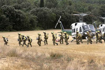 Un grupo de bomberos se dirige hacia el incendio de Ventalló para participar en las tareas de extinción.