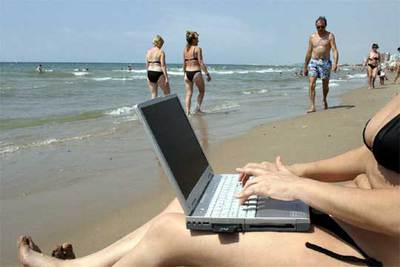 La tecnología  wi-fi  hace posible trabajar o jugar con un pecé portátil en cualquier lugar, incluso en la playa.rnMacintosh presentado por Apple en 1984.