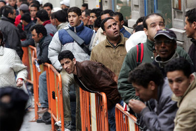 Marroquíes hacen cola ante el consulado de su país en Valencia.