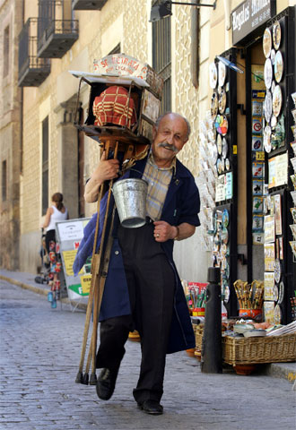 El fotógrafo callejero Ángel Román, conocido popularmente como   El Minutero  .
