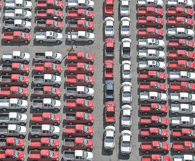 Vehículos tipo  pickup  de DaimlerChrysler almacenados en Detroit en julio pasado.