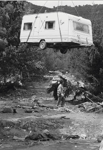 La fuerza del agua y el Lodo anegó el cámping y se llevó vehículos y personas hasta 15 kilómetros de distancia.