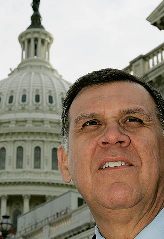Mel Martínez, delante del edificio del Senado en Washington.