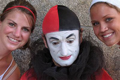 14.13. Dos visitantes que paseaban por la plaza Mayor quedan inmortalizadas junto a uno de los incondicionales del verano: el mimo.