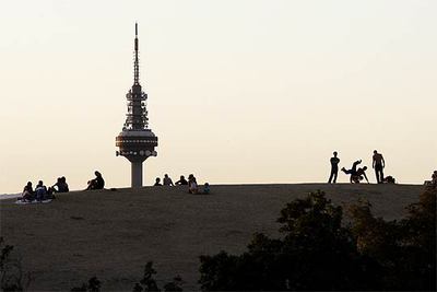 21.29. Atardecer en el parque de  las Tetas , en Vallecas. Al fondo, el  Pirulí  surge solitario en el horizonte.