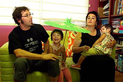 Julen y Mila, en su domicilio en Bilbao con sus dos hijas adoptadas en China.