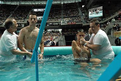 Bautismo de testigos de Jehová ante 10.000 invitados