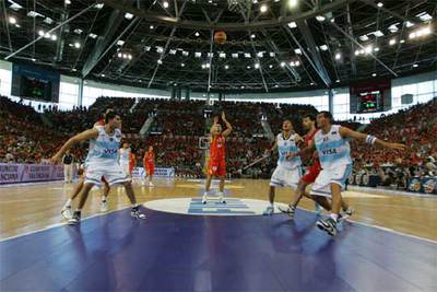 Carlos Jiménez lanza un tiro libre.