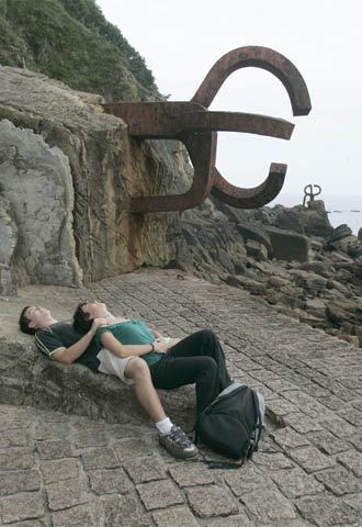 Una pareja junto al  Peine del viento,  de Eduardo Chillida, en San Sebastián.