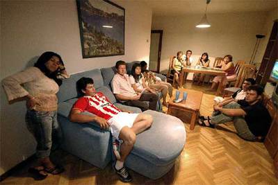 Algunos de los inmigrantes supuestamente estafados, en el piso de la calle de Estocolmo la noche del pasado sábado.