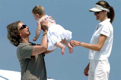 La reina Sofía sostiene en brazos a la infanta Leonor en presencia de doña Letizia, a bordo del  Fortuna .