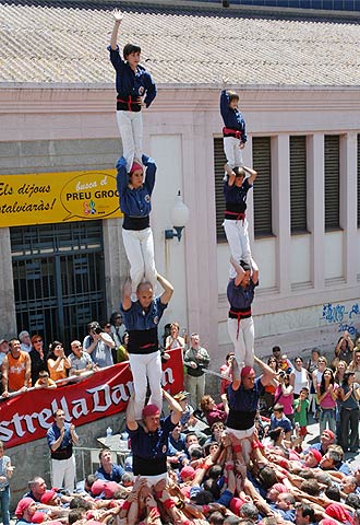  Castells  erigidas el 4 de junio por los Capgrossos de Mataró. Mariona corona el pilar de la izquierda.