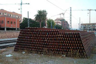 Raíles amontonados en la estación de LLíria, correspondientes a un tramo no renovado.