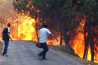 La virulencia de las llamas impide a dos vecinos de San Miguel (Ourense) acudir a una casa amenazada por el incendio.