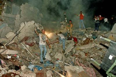 Un civil libanés pide ayuda sobre los escombros de un edificio bombardeado anoche por Israel en un barrio del sur de Beirut.