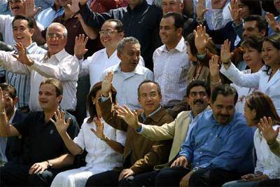 Felipe Calderón, en el centro de la primera fila, con los legisladores del Partido de Acción Nacional (PAN).