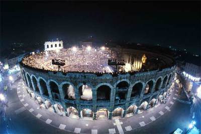 Vista general de la Arena de Verona durante una representación.