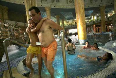 El balneario de agua marina de Marina d'Or, uno de los ganchos de este complejo vacacional de Oropesa del Mar, encuentra su hora punta a partir de las 19.30, con la tarifa de oferta.
