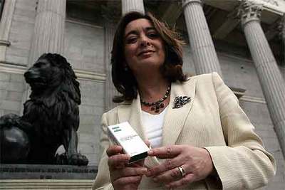 La presidenta del Parlamento, Mar Moreno, ante la sede del Congreso el pasado mes de junio.