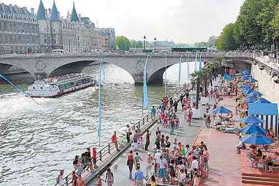 Playa artificial instalada a orillas del Sena, en París.