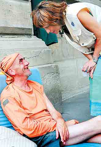 Graziela Robert, de Médicos del Mundo, asiste a una persona  sin domicilio. 