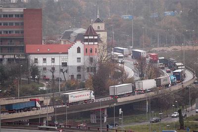 Un atasco en la variante de San Sebastián causado por un accidente múltiple.