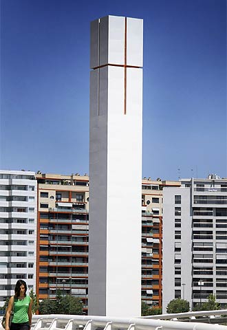 La cruz del Papa sigue en pie